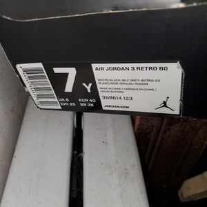 Woman's size 7y Air Jordan 3 retro gg